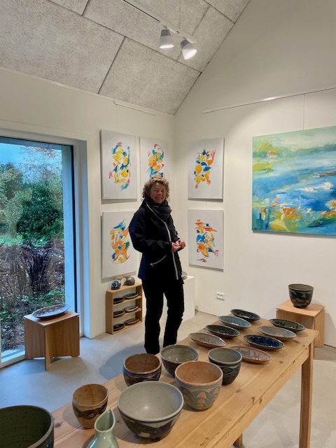 Stor krukke på podie